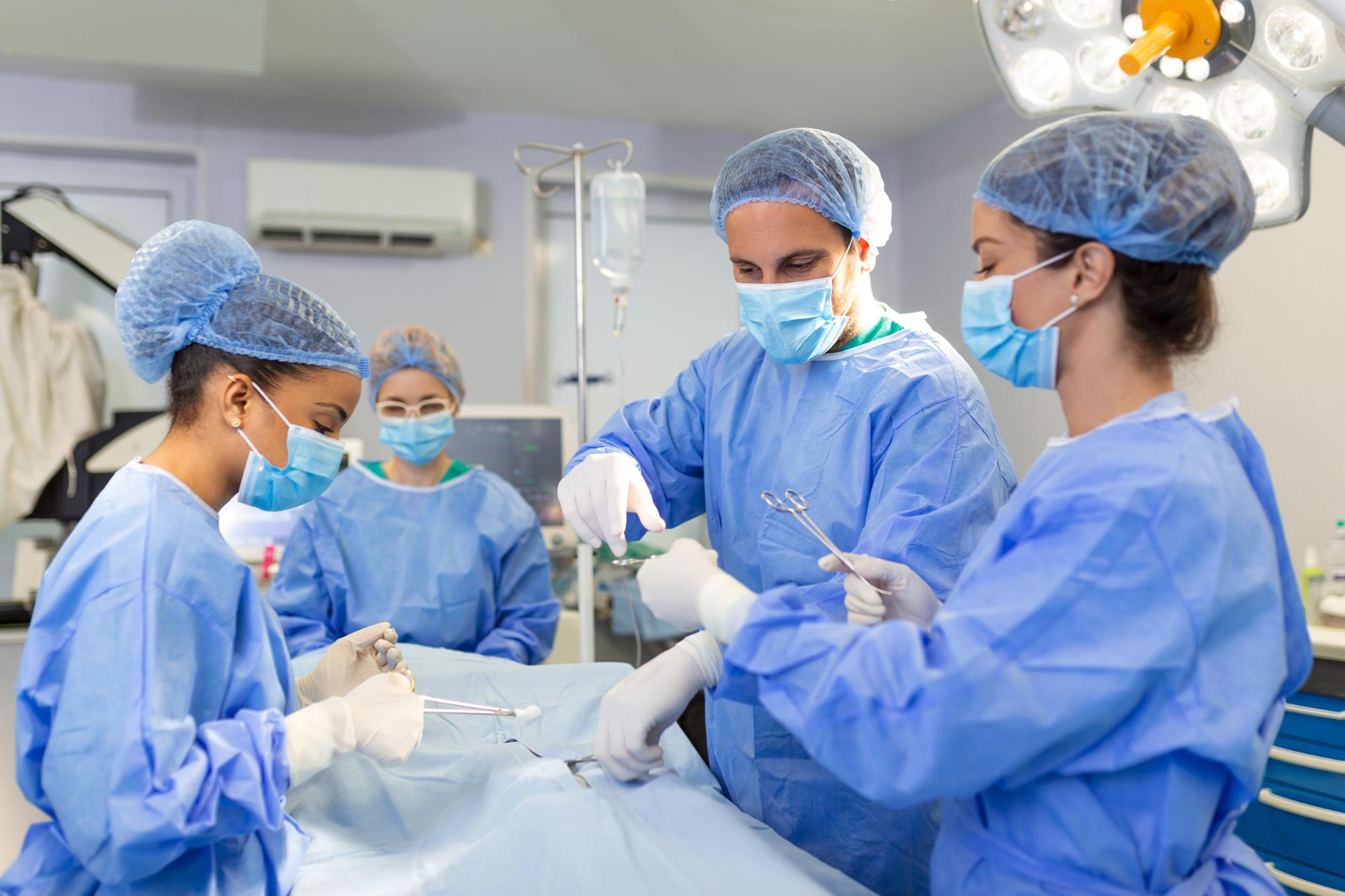 equipo-diverso-asistentes-cirujanos-profesionales-enfermeras-que-realizan-cirugia-invasiva-paciente-quirofano-hospital-cirujanos-hablan-usan-instrumentos-hospital-moderno-real